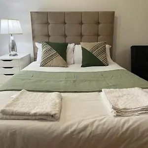Ensuite With Kitchen Ext Large With Balcony In Zone 2 Appartement Londres